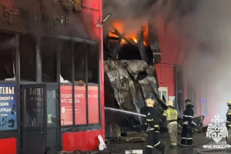 Столб черного дыма поднялся над Краснодаром: на месте 60 спасателей