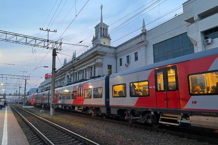 электричка стоит на вокзале