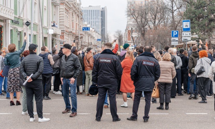 люди стоят на улице