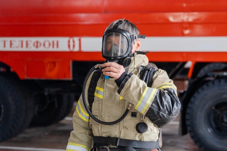 пожарный стоит в маске