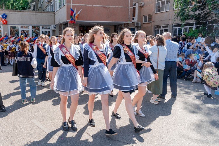 выпускницы идут около школы