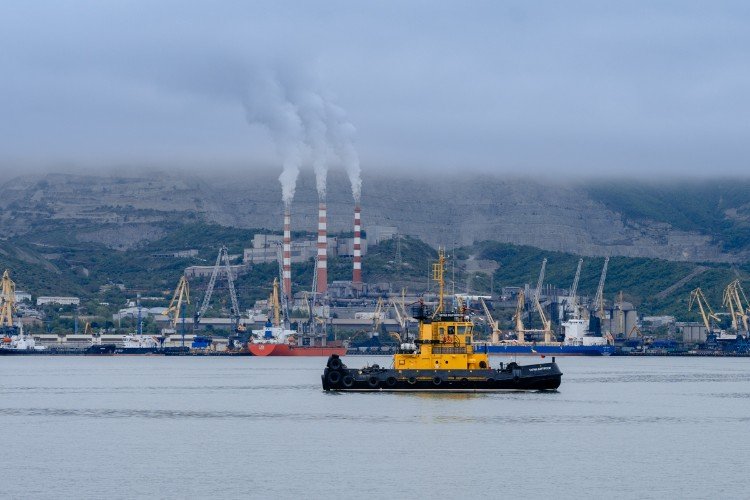 Буксир идет по морю