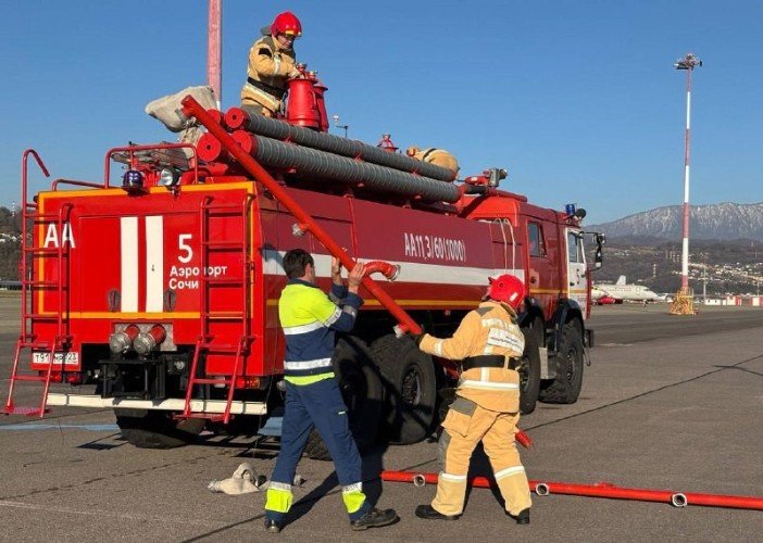 спасатели стоят у машины