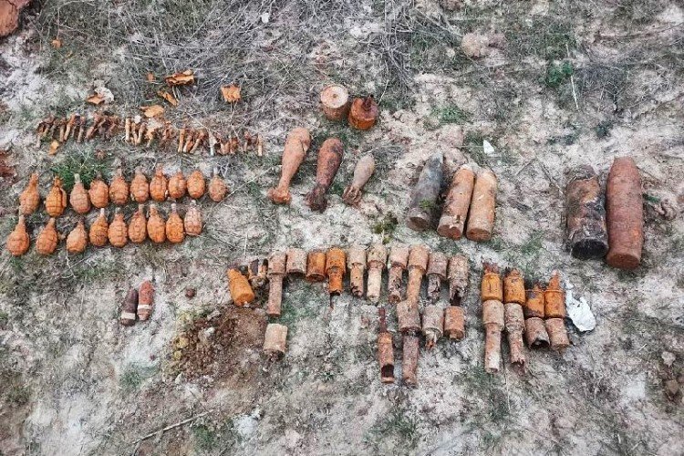 боеприпасы лежат на земле