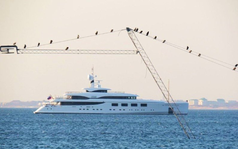 яхта стоит в море