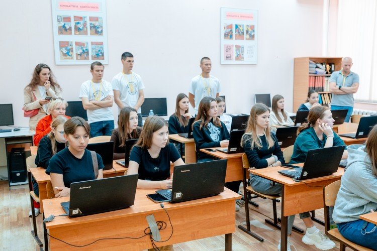 Студенты сидят в классе