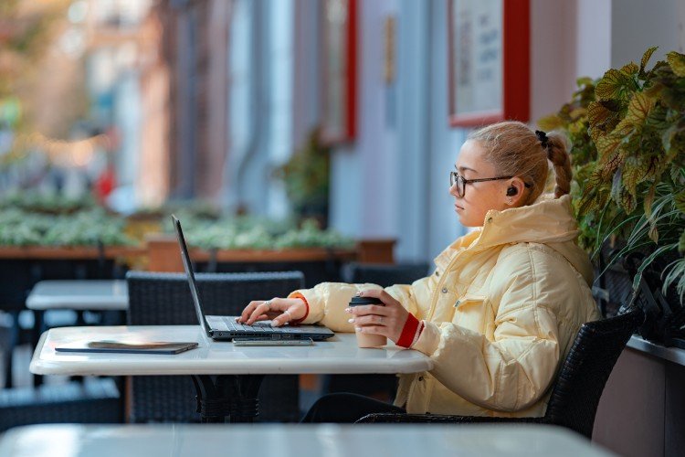 Девушка за ноутбуком