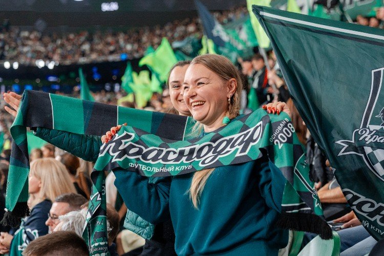 Болельщица «Краснодара» на трибуне