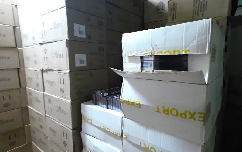 коробки стоят на складе