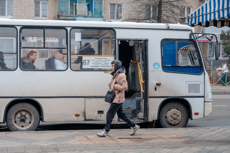 автобус стоит на остановке