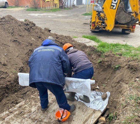 ремонтники на месте аварии