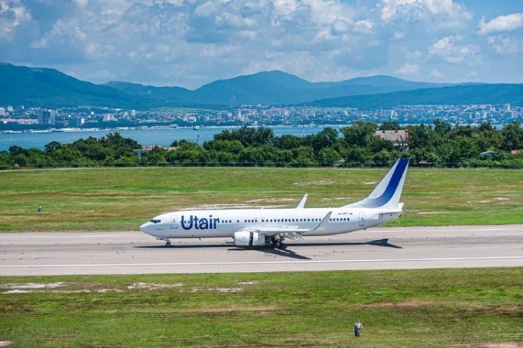 самолет стоит на рулежке