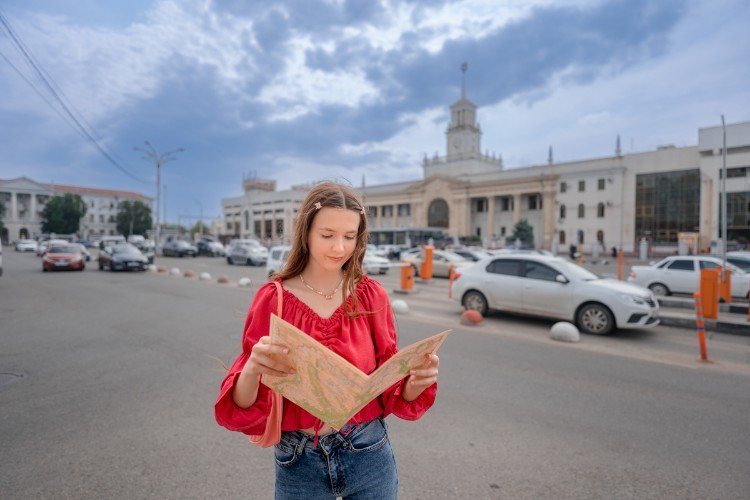 девушка стоит с картой