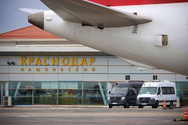 самолет стоит в аэропорту Краснодара