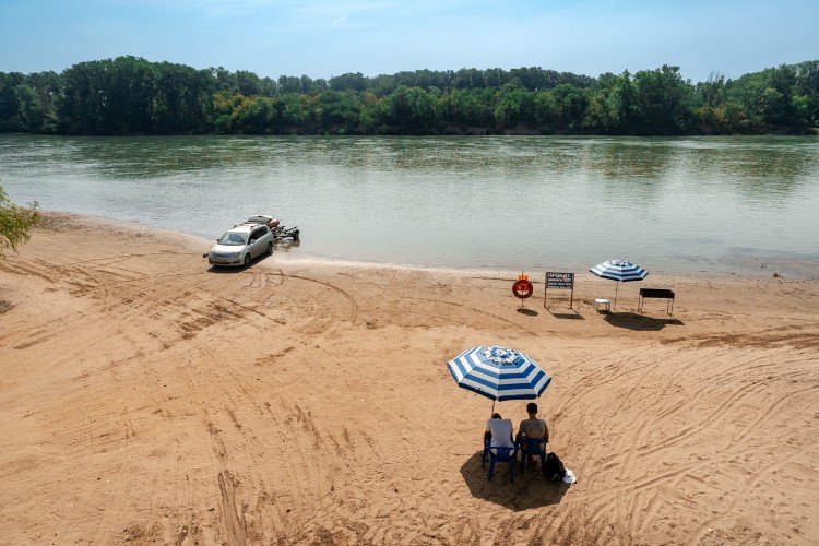 пляж у реки