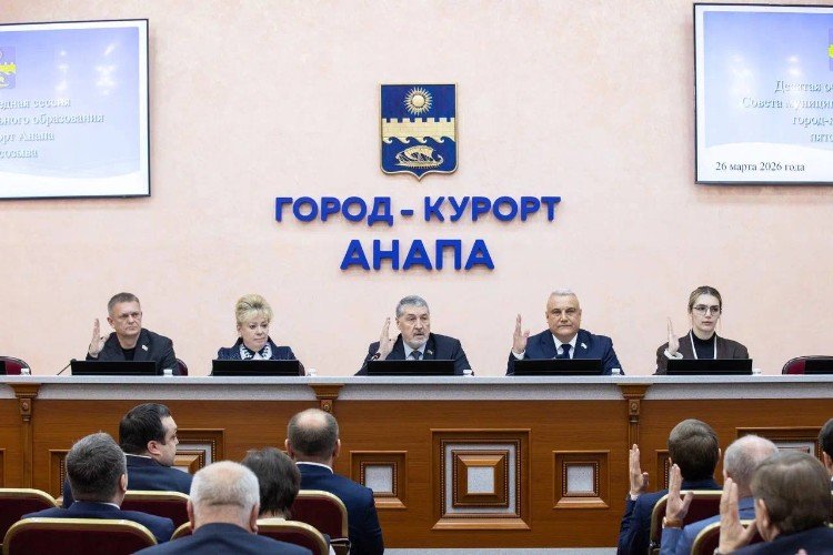 люди сидят за столом