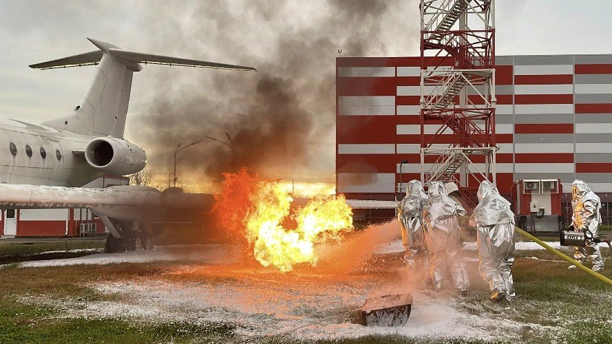 пожарные тушат огонь около самолета