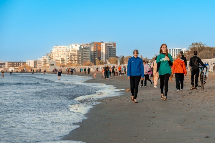 люди идут по пляжу