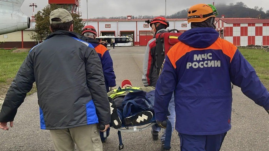 спасатели несут носилки