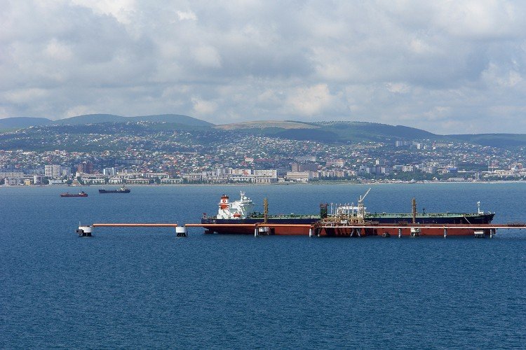 танкер стоит у причала