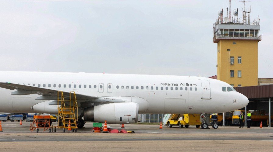 самолет стоит на рулежке