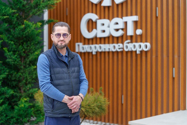 На фоне похоронного бюро