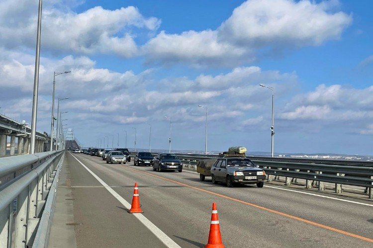 машины еут по мосту