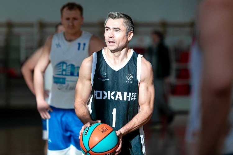 Александр Руппель играет в баскетбол