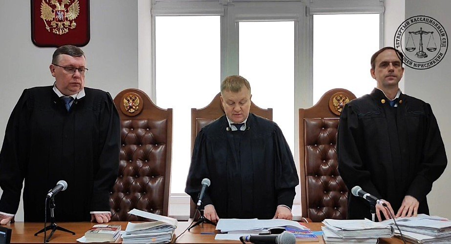 судьи стоят за столом