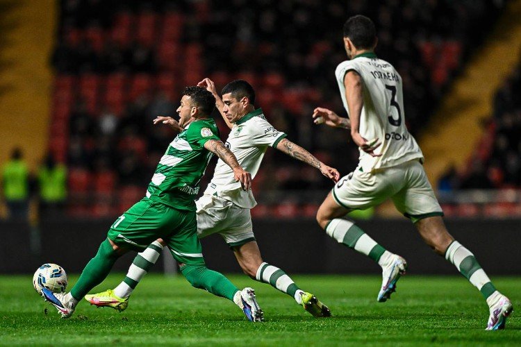 Футболисты ФК «Краснодар» и ФК «Ахмат» бегут за мячом