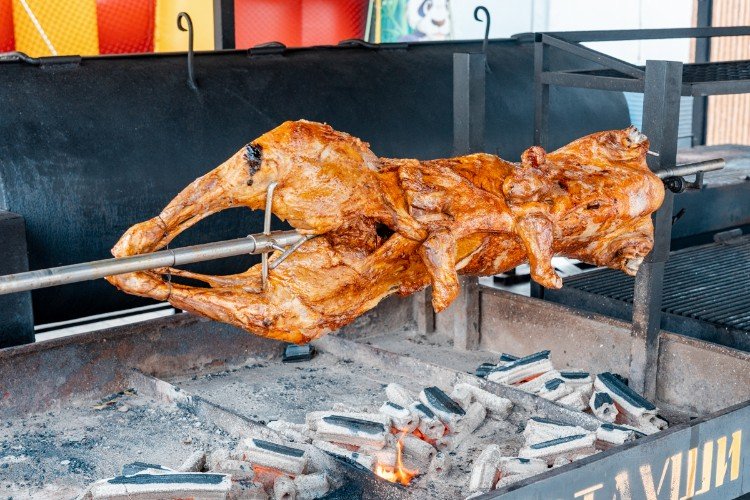 мясо жарится на гриле