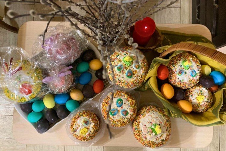 люди идут в храм