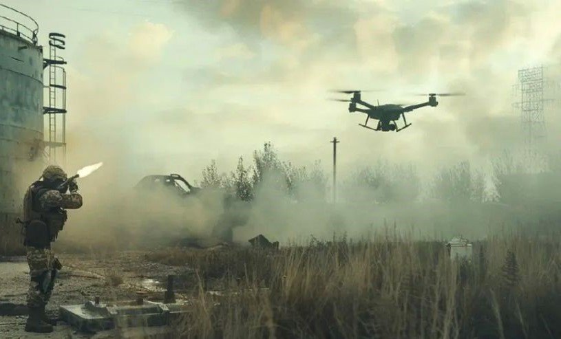 военный целится в дрон