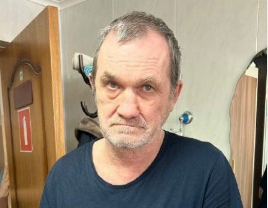 мужчина сидит в палате