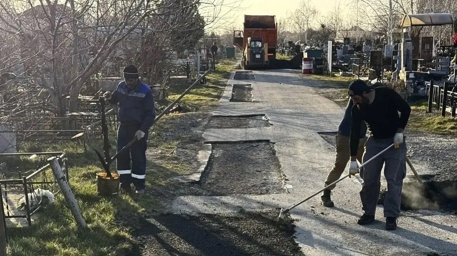 Путь памяти: в Краснодаре обновляют дороги к городским погостам