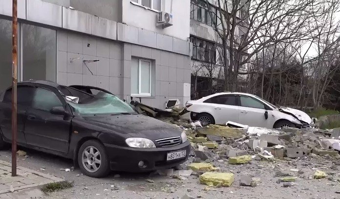 Поврежденные от обломков БПЛА машины