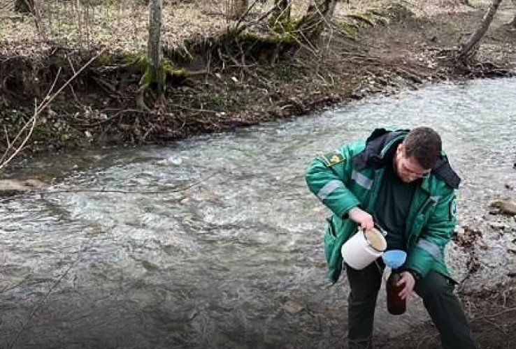 мужчина берет воду на пробу