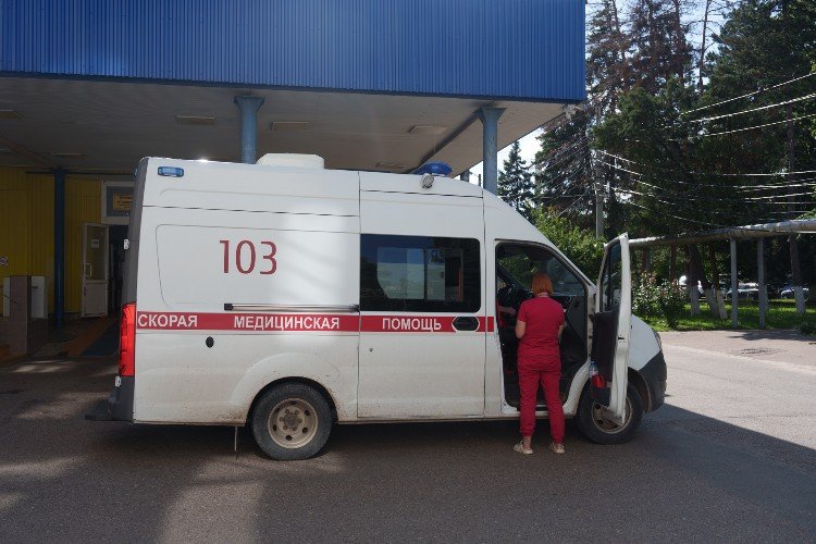 машина скорой помощи стоит у больницы