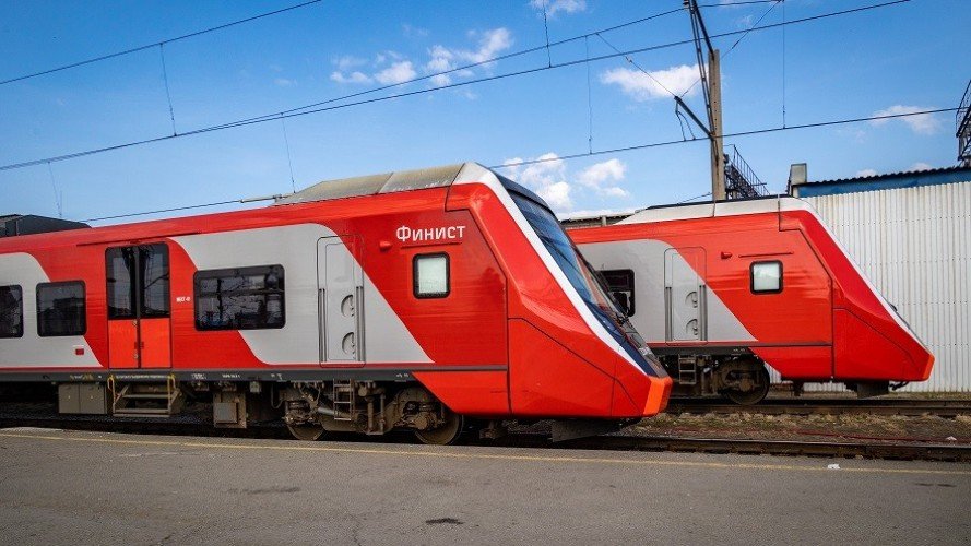 электрички стоят на вокзале