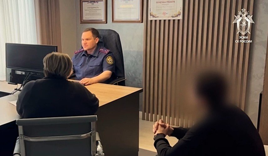 люди сидят в кабинете следователя