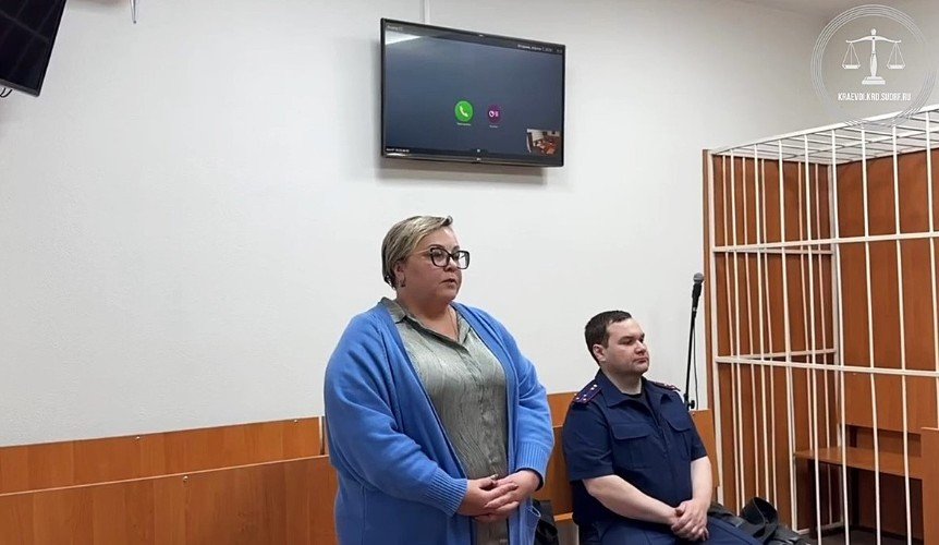 Наталья Рябоконь стоит в зале суда