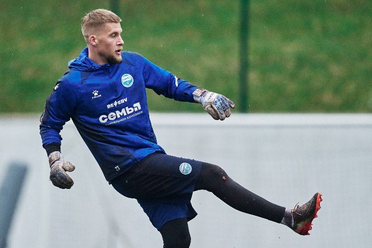 футболист пинает мяч