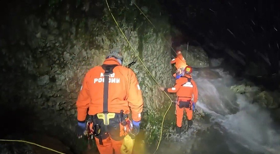 спасатели идет вдоль реки