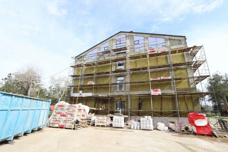 стройматериалы лежат около здания