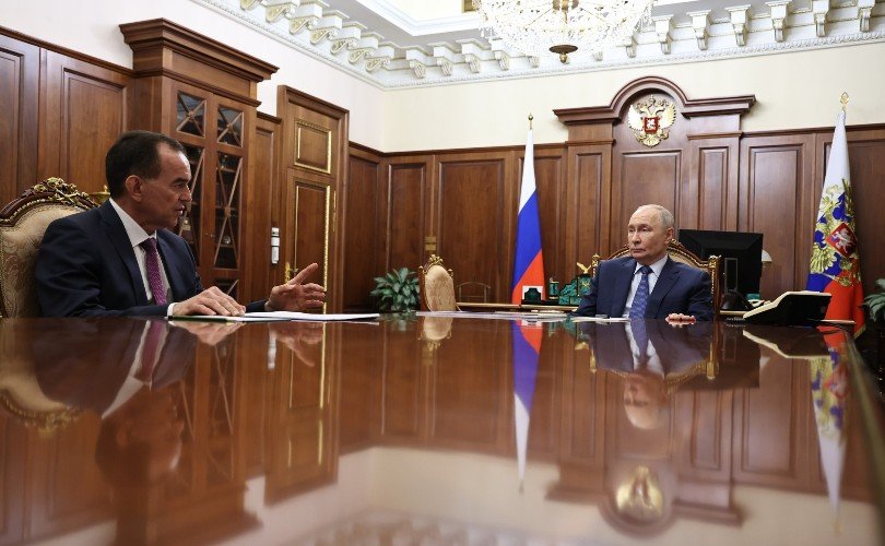 Путин и Кондратьев сидят за столом в Кремле