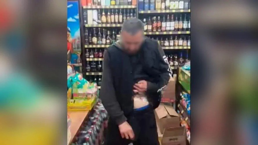 Краснодарец спустил трусы перед детьми. Его ищет полиция