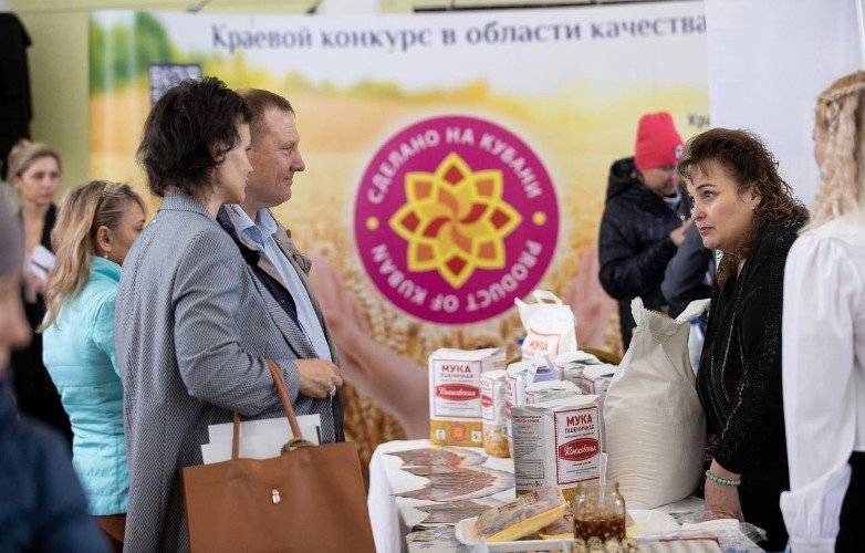 люди стоят около прилавка