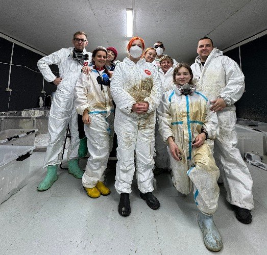 волонтеры стоят в штабе