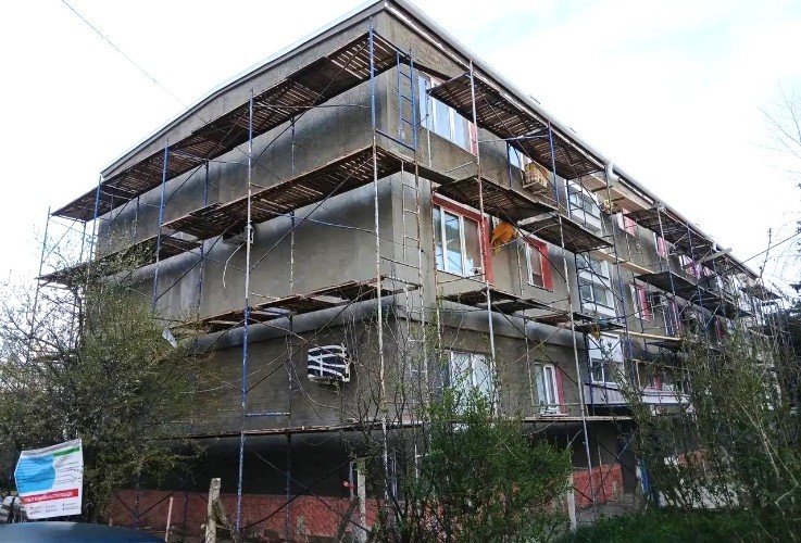 леса стоят вокруг дома