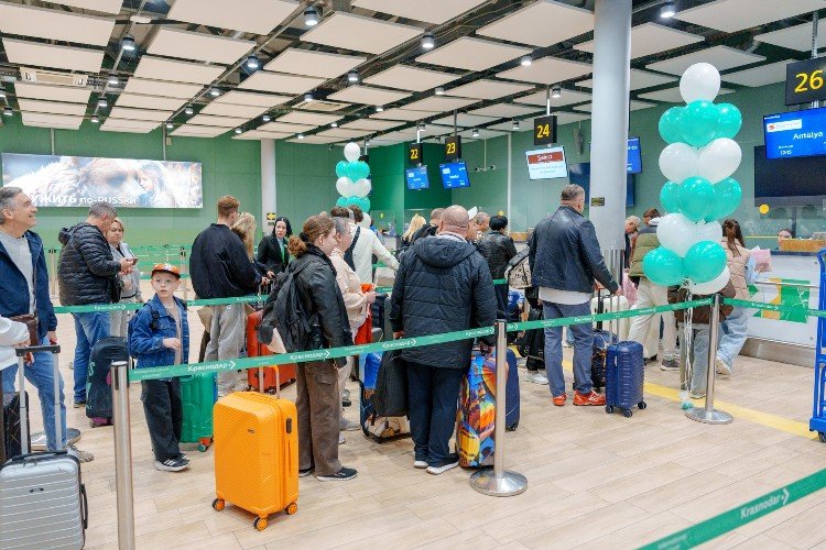 люди стоят у стойки в аэропорту